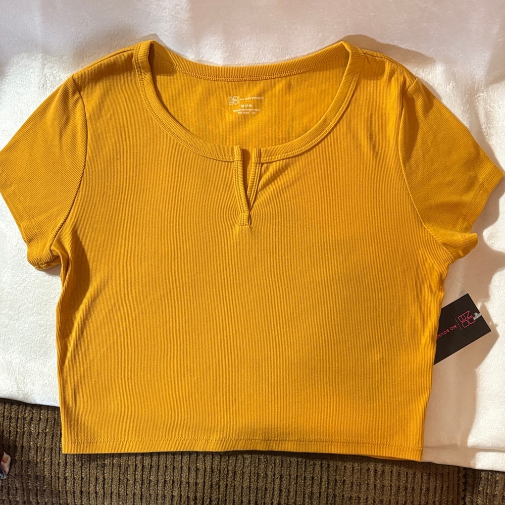 NWT NOBO mustard Yellow Cropped SS T-Shirt w/ vneck sz medium